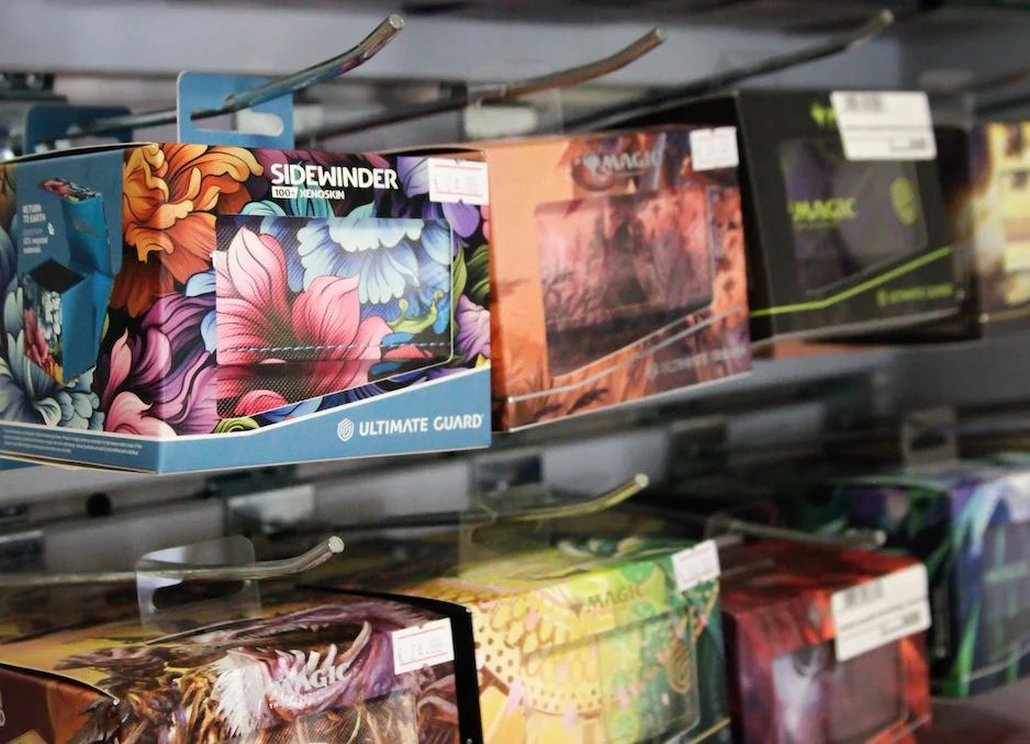 Deckboxen, Kartenhüllen und Zubehör für Trading Cards und Magic: The Gathering bei Outer World 0711 in Stuttgart