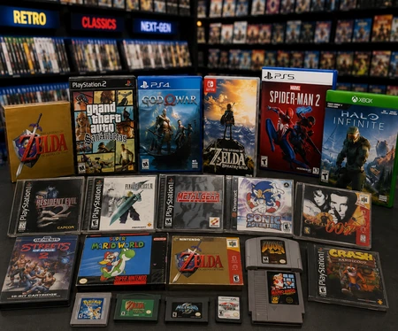 Retro- und Next-Gen-Videospiele mit Spielhüllen, Discs und Modulen bei Outer World 0711 in Stuttgart