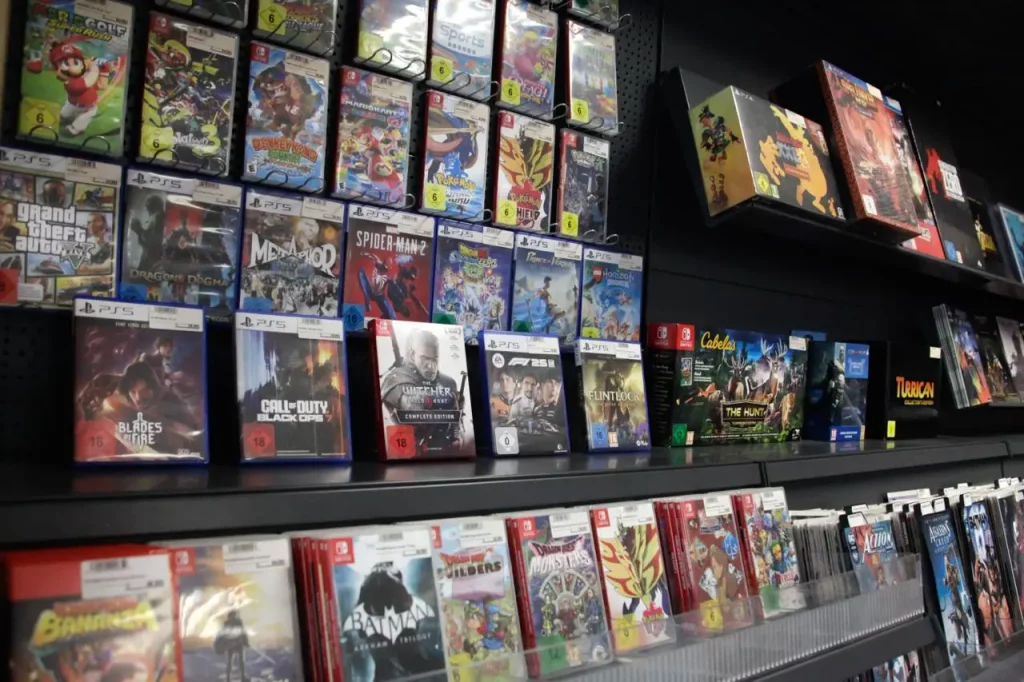 Retro- und Next-Gen-Videospiele mit Spielhüllen, Discs und Modulen bei Outer World 0711 in Stuttgart